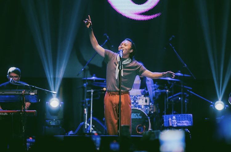 Belakangan Rizky Febian menjadi perbincangan publik karena batal duet dengan Ziva Magnolya saat manggung di Medan. Ini klarifikasi Rizky Febian.