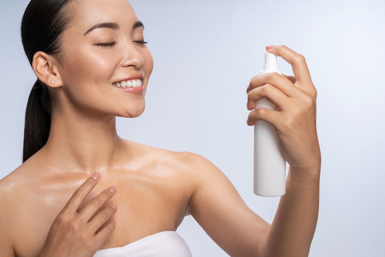 Selain digunakan di akhir rangkaian makeup, berikut sederet setting spray hack yang bisa bikin makeup tahan lama. 