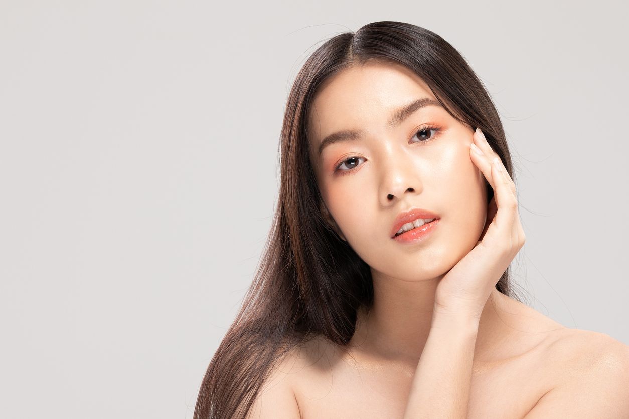 Agar mata terlihat lebih hidup, simak tips eye makeup untuk pemilik hooded eyes. Berikut detail selengkapnya!