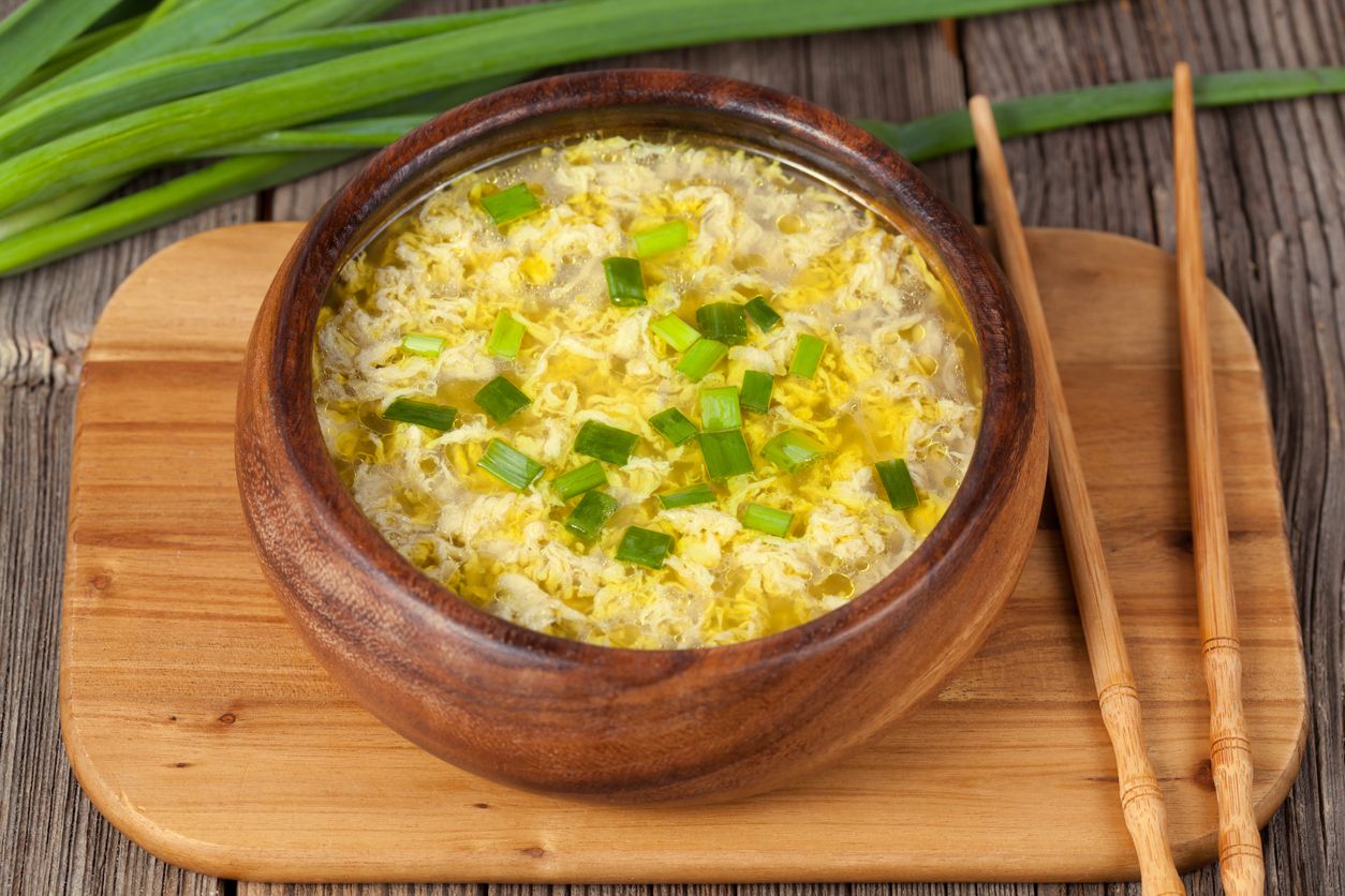 Musim hujan enaknya  memang mengonsumsi makanan yang berkuah ya. Yuk, simak memasak cepat sup telur berikut ini!