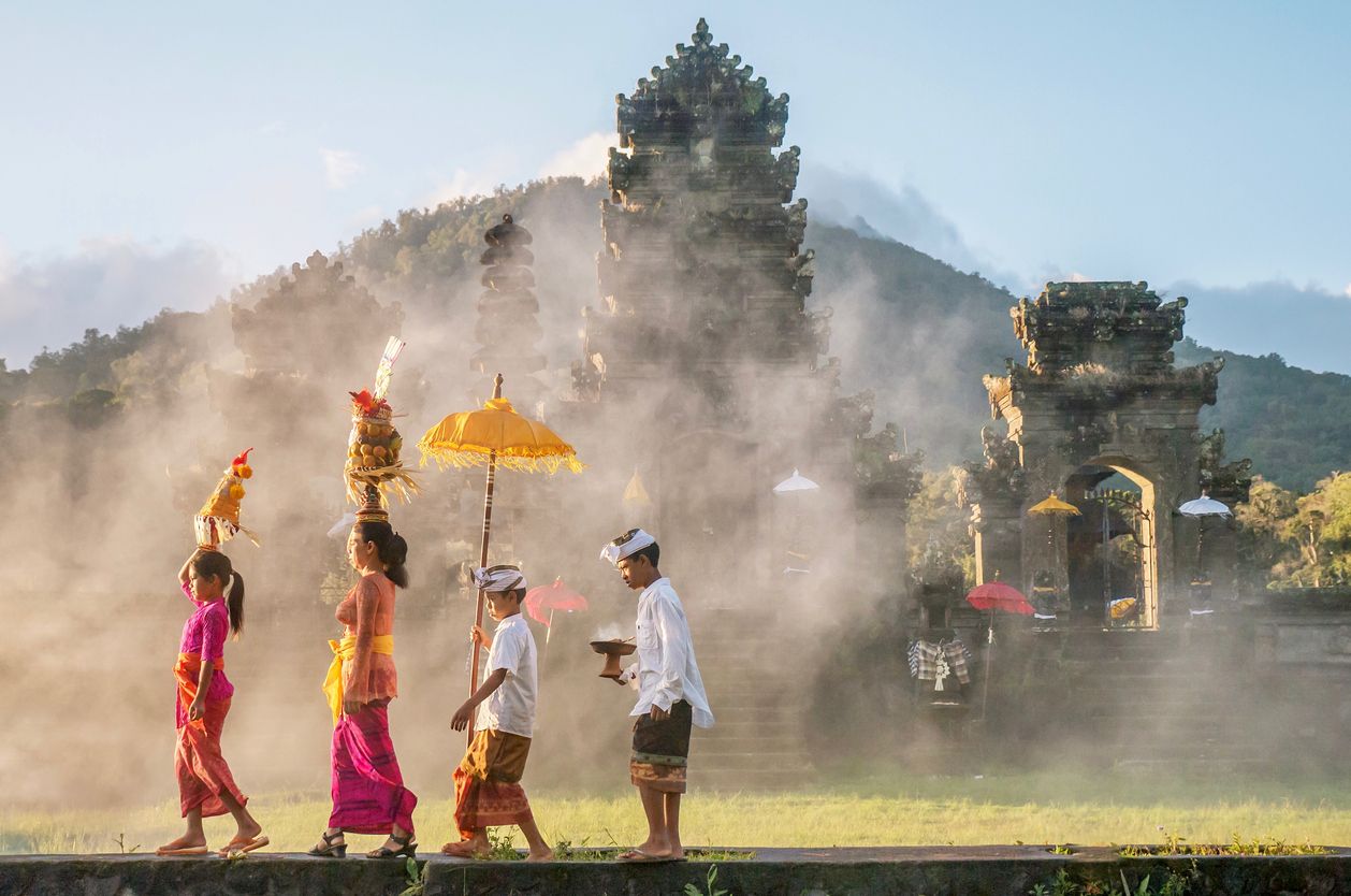 Pulau Bali ditunjuk sebagai tuan rumah Hari Pariwisata Dunia nih, Kawan Puan. Yuk, cari tahu apa saja wisata populer di Bali!