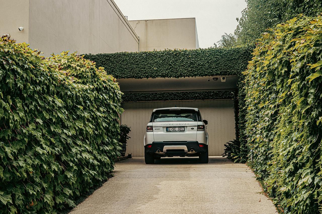 Ternyata begini cara memarkir mobil di garasi atau carport rumah yang benar. Bisa mencegah dari tindakan pencurian, loh!