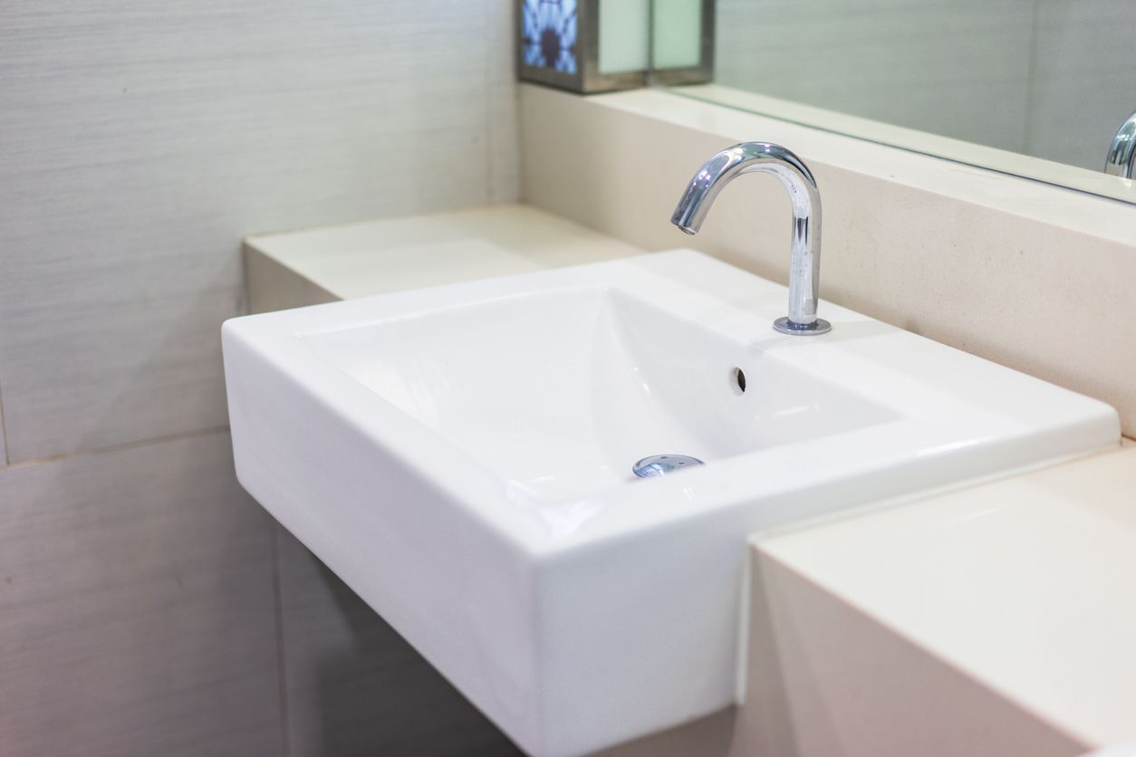 Wastafel kamar mandi perlu rutin dibersihkan untuk menghindari noda air dan penumpukan kotoran. Yuk, simak caranya!