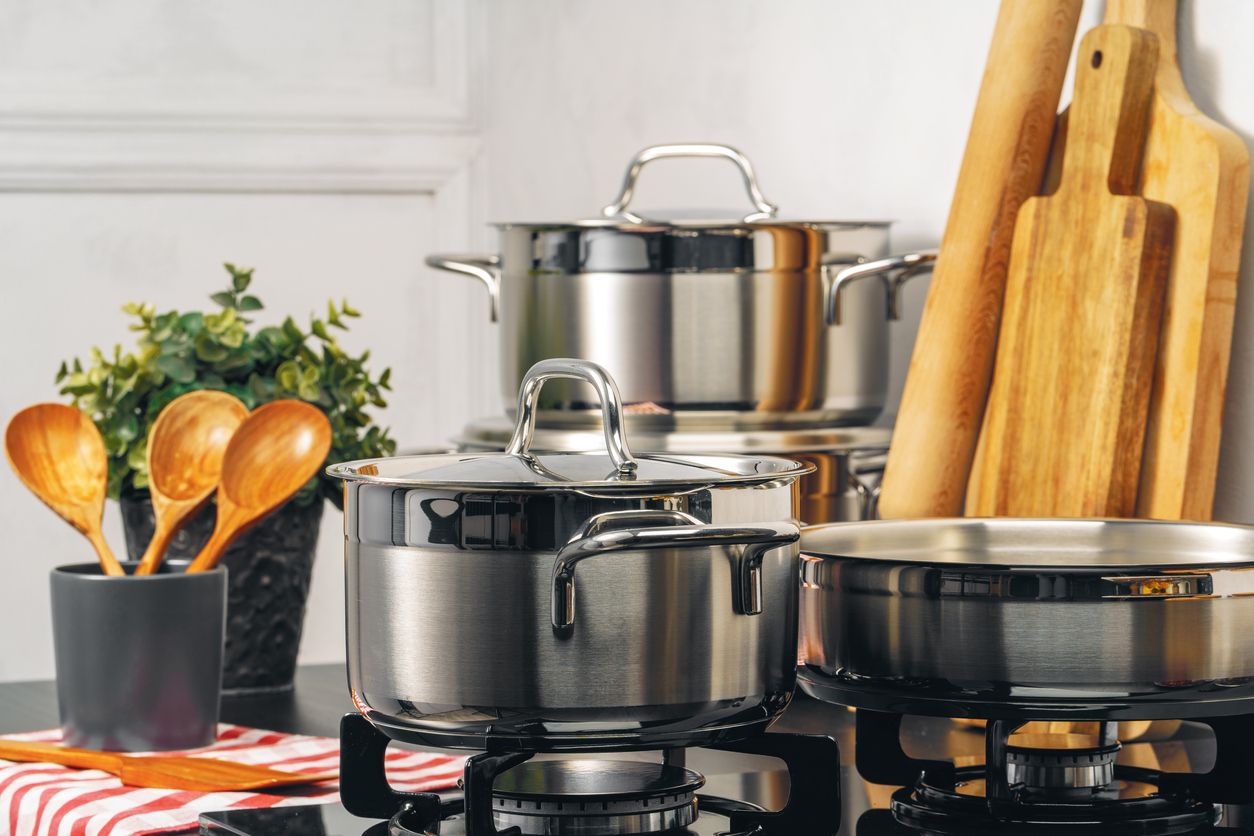 Peralatan stainless steel rentan menjadi kotor dan bernoda karena sering digunakan di dapur. Yuk, simak cara membersihkannya!