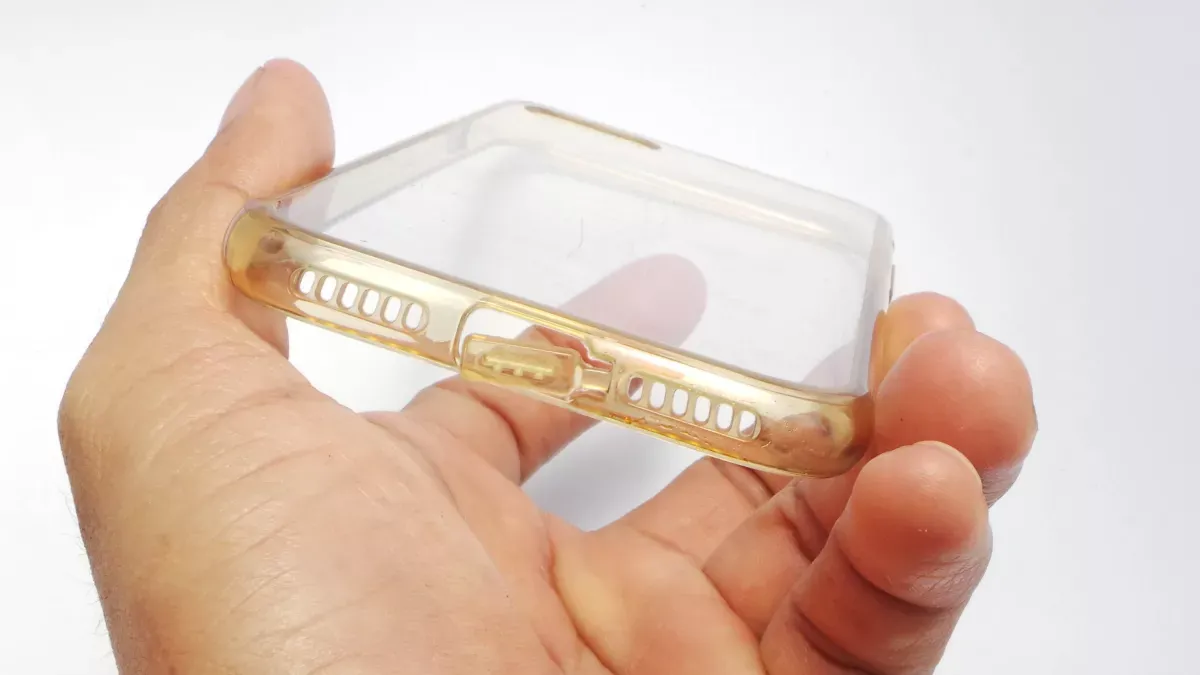 Kawan Puan mendapati casing handphone semakin menguning? Yuk, bersihkan pakai dua bahan yang ampuh bersihkan noda ini.