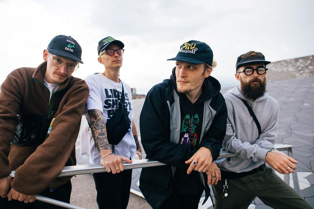 Akan ke Indonesia, simak dulu makna lagu viral di Tiktok Wish You Were Here dari band Neck Deep. Kisahkan soal kehilangan!