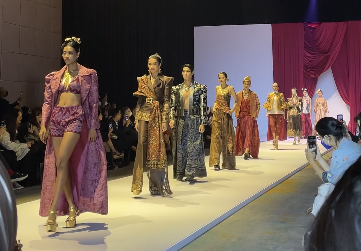 Denny Wirawan meluncurkan koleksi Spring/Summer 2023 bertajuk Langkah dalam rangka merayakan 25 tahun kiprahnya sebagai desainer.