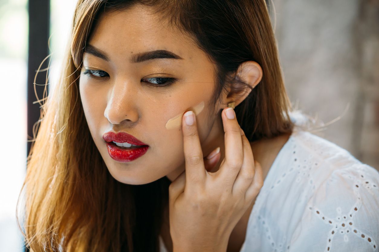 Perempuan gemar bersolek, berikut ini lima tips memakai BB cream agar hasilnya merata dan tidak menggumpal.