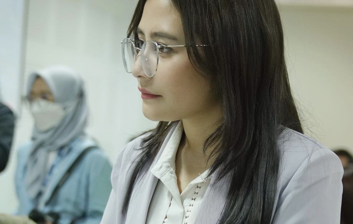 Seperti yang diajarkan Prilly Latuconsina saat menjadi dosen praktisi di UGM, begini cara membangun personal branding yang penting untuk kariermu.