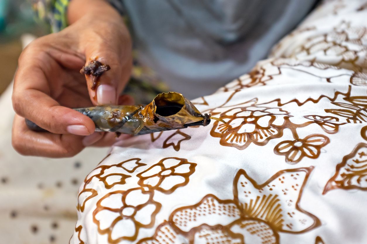 Beragam motif batik Indonesia memiliki cara pembuatan yang berbeda-beda. Berikut jenis-jenis batik berdasarkan cara pembuatannya!