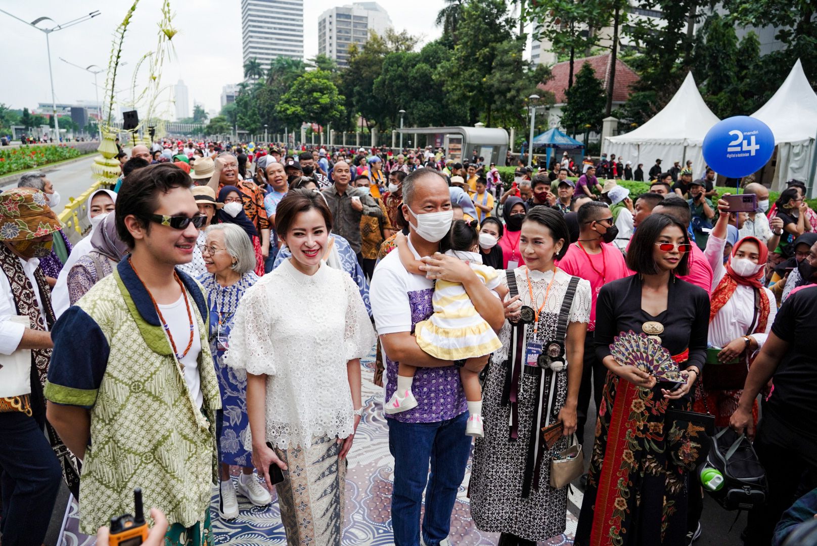 Merayakan Hari Batik Nasional, Yayasan Batik Indonesia cetak Rekor MURI dengan gelar acara fashion show batik terpanjang.