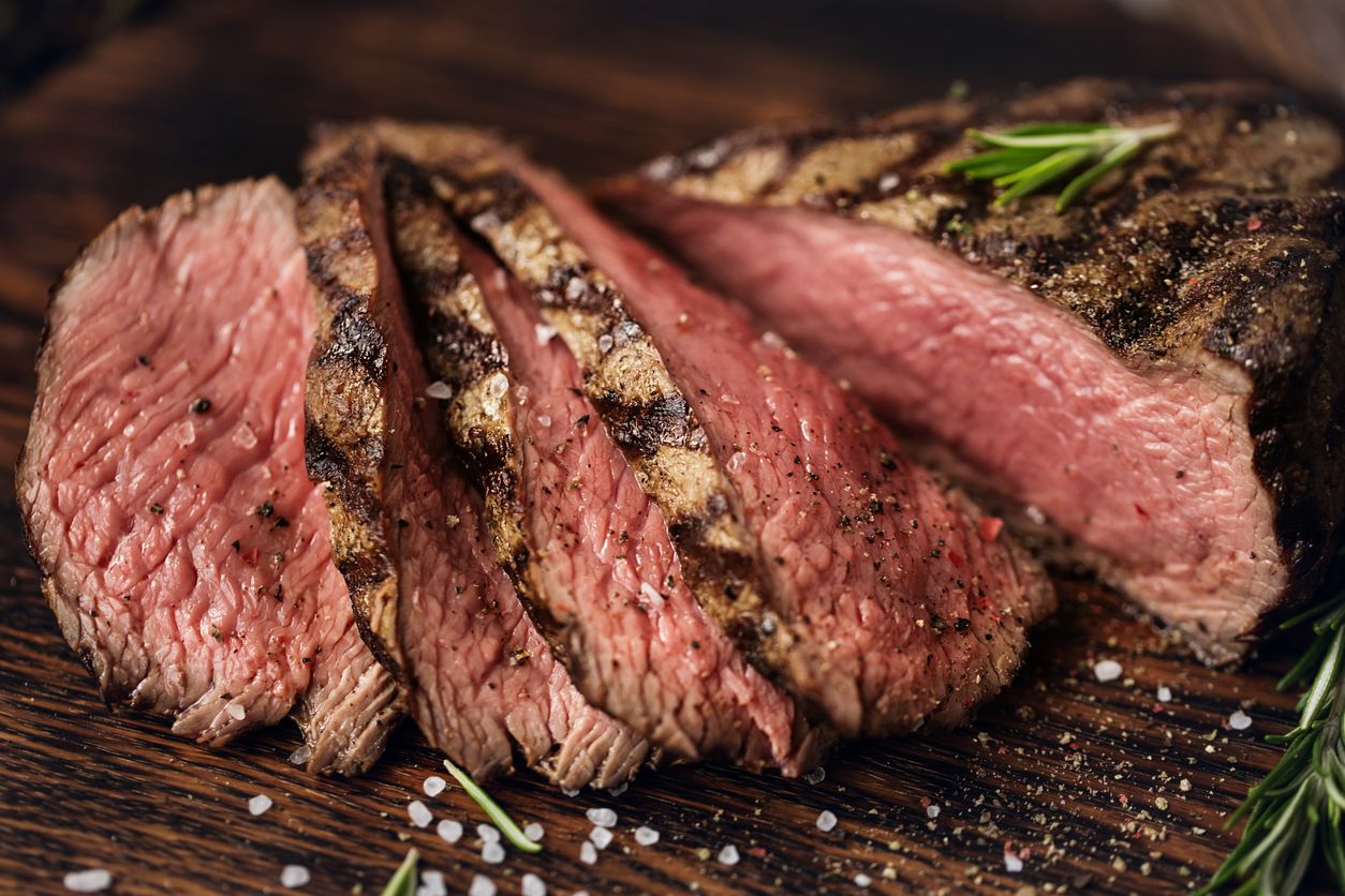 Chef Hidemaro Hodaka yang asli Jepang membagikan tiga tips memasak steak rib eye wagyu Kagoshima yang bisa kamu coba di rumah. Yuk, simak!