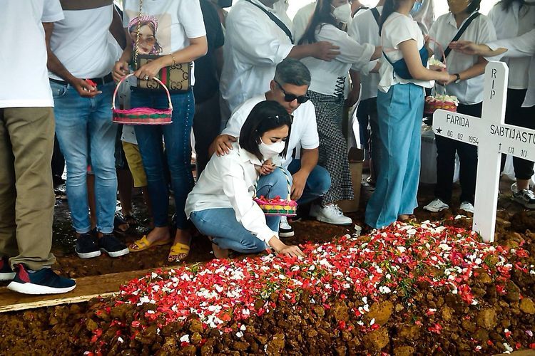 Gisella Anastasia menghadiri pemakaman ibunda Gading Marten pada Senin (3/10/2022) di TPU Tanah Kusir.