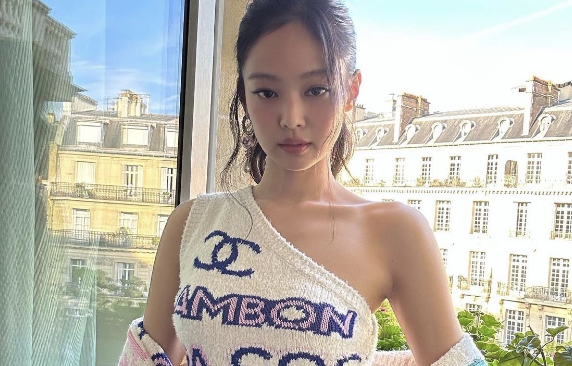 Intip pesona Jennie BLACKPINK dalam balutan dress putih saat menghadiri Chanel show di Paris Fashion Week 2023.