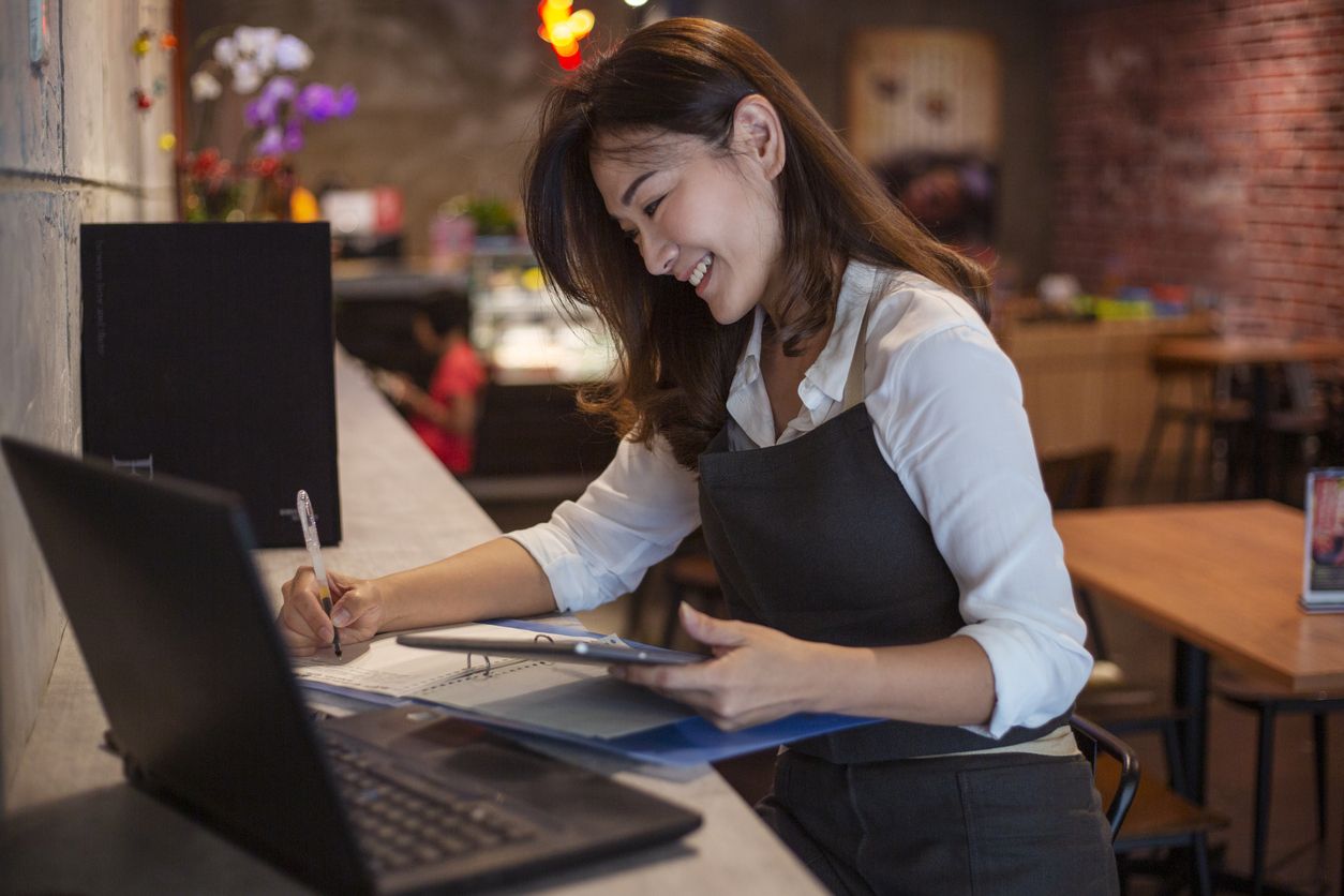 Terapkan empat tips hemat berikut ini untuk mengelola keuangan bisnis agar tetap berkembang dan tidak kehabisan uang.