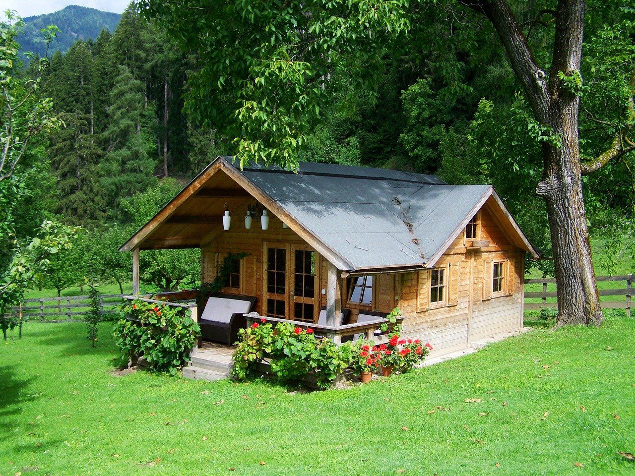 Rumah minimalis bukan hunian berukuran kecil. Yuk, kenali bedanya dengan tiny house dan small house!