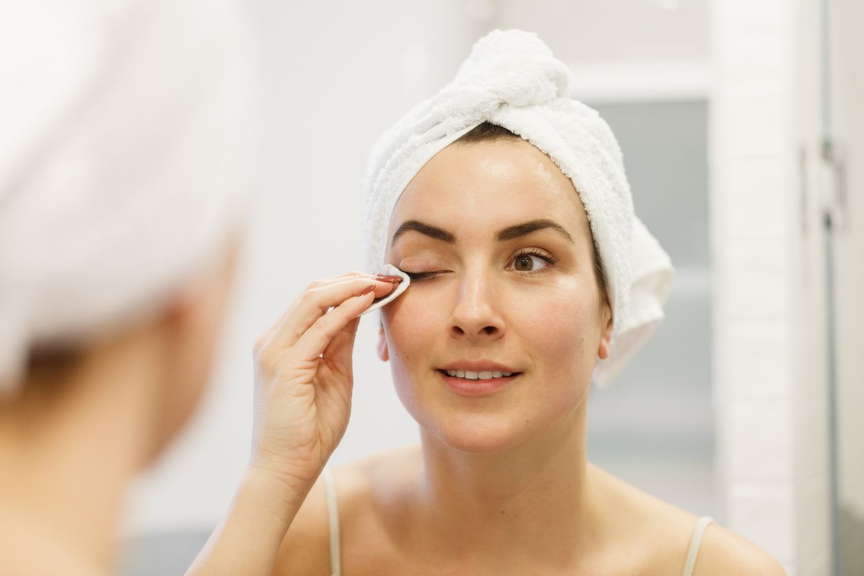 Takut bulu mata rontok setelah memakai maskara waterproof? Yuk, ketahui lima cara tepat menghapusnya berikut ini!