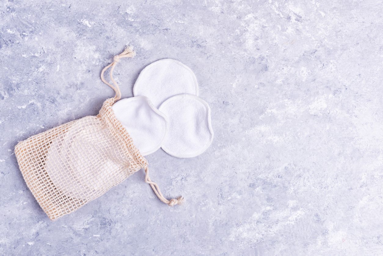 Pemakaian reusable cotton pad memang dapat mengurangi sampah, akan tetapi ketahui juga cara tepat untuk membersihkannya!