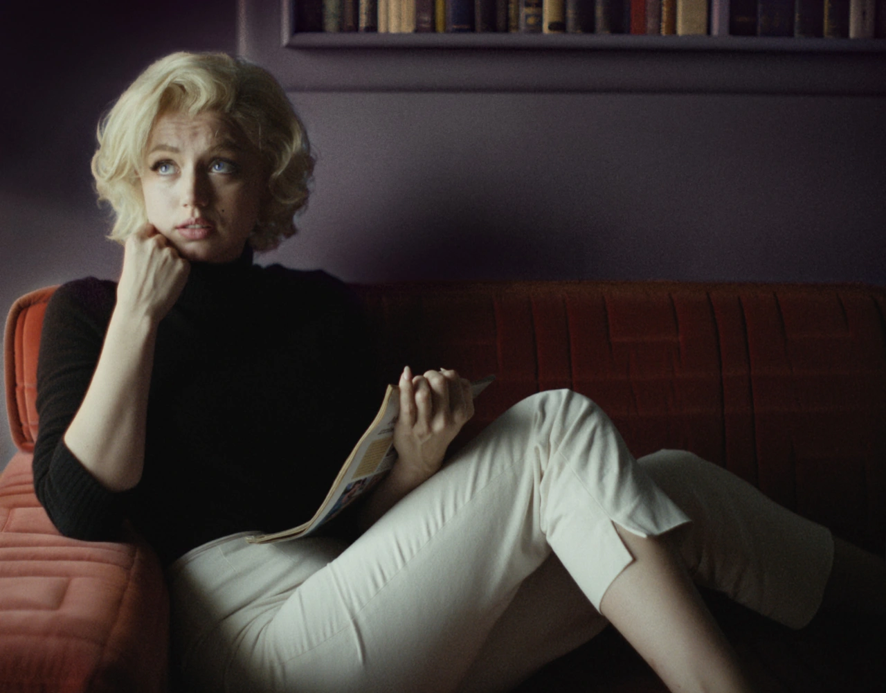 Intip gaya Ana de Armas saat memerankan karakter Marilyn Monroe di film Blonde Netflix yang sedang menjadi sorotan.