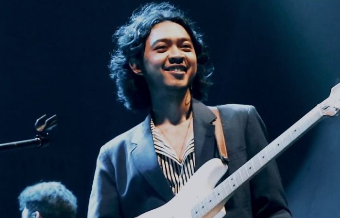 Aksi panggung penyanyi, Pamungkas, yang diklaim sebagai fan service menuai pro kontra. Betulkah melecehkan? Ini pendapat pengamat komunikasi. 