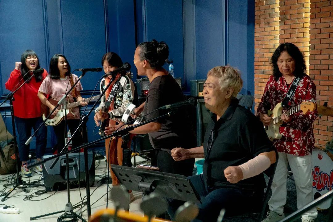 Dara Puspita dan Fleur bakal tampil di Synchronize Festival 2022. Simak keseruan dua grup band perempuan ini selama latihan!