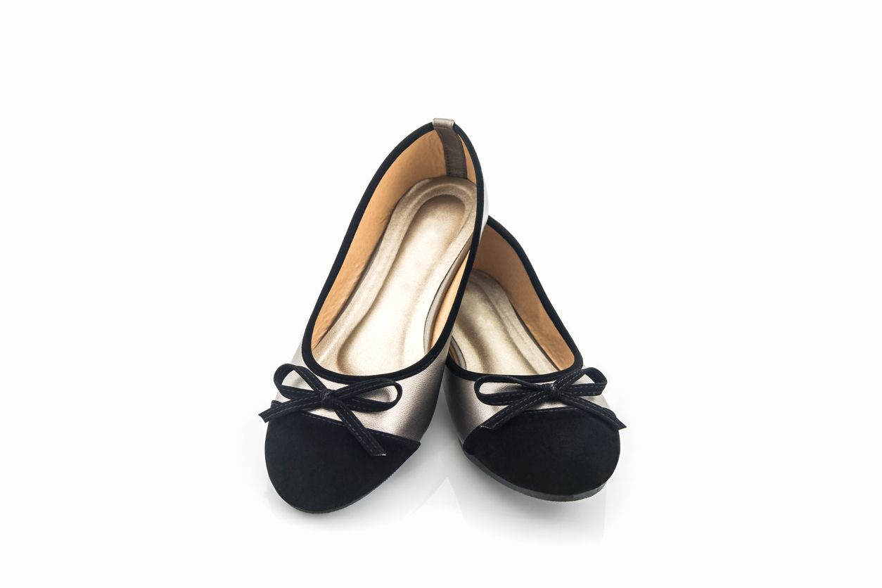 Apa itu ballet flat, salah satu jenis sepatu yang kini populer di kalangan fashion enthusiast? Simak penjelasan lengkapnya berikut!