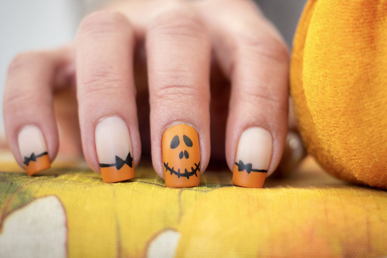 Untuk mendukung penampilan saat perayaan halloween, berikut ini inspirasi nail art bergaya halloween. 