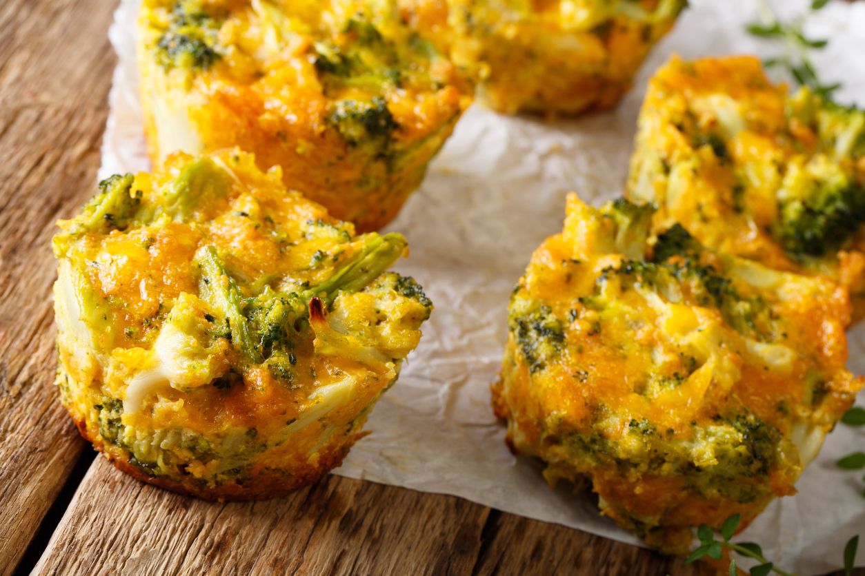 Berikut ini tiga tips membuat muffin brokoli, mulai dari  menumis brokoli dengan apel sampai agak layu terlebih dahulu