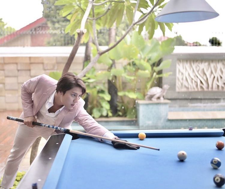 Sempat dijelaskan oleh pihak polisi, kini kejadian Rizky Billar lempar bola biliar ke Lesti Kejora viral.
