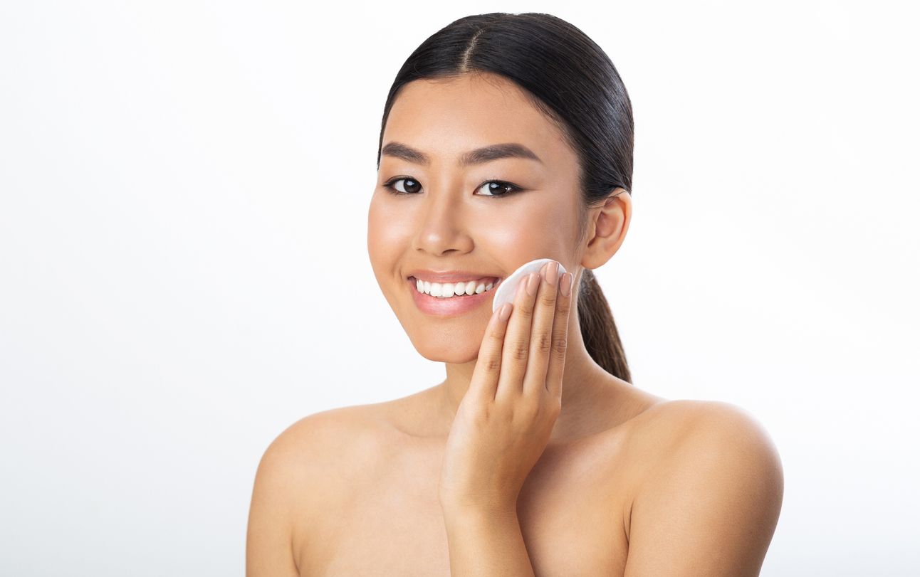 Agar kulit wajah tidak rusak dan iritasi, hentikan lima kebiasaan berikut ini saat membersihkan makeup!