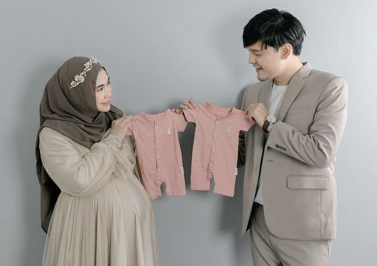 Mantan personel CheryBelle, Anisa Rahma melahirkan anak kembar.
Setelah empat tahun penantian dan melalui proses bayi tabung.