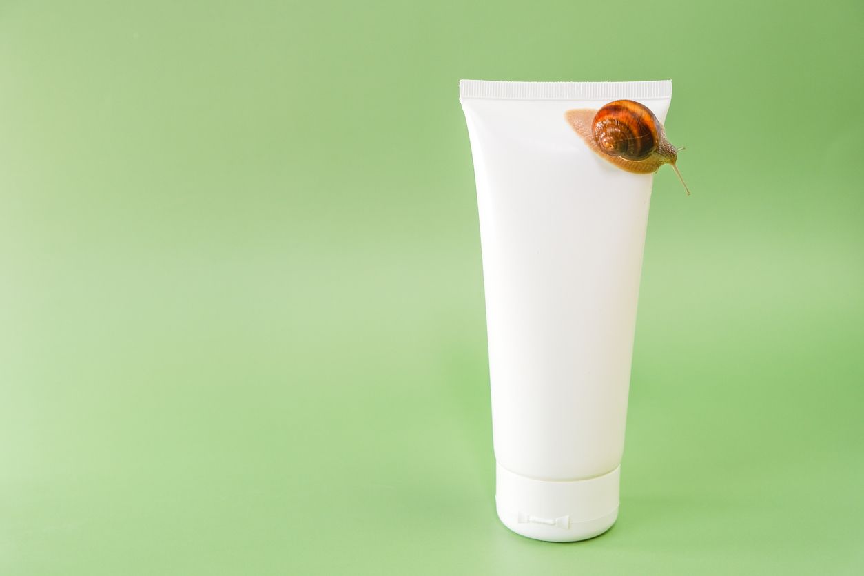 Memiliki beragam manfaat untuk kulit, berikut rekomendasi skincare berbahan snail mucin. Mulai dari cleanser hingga sunscreen. 