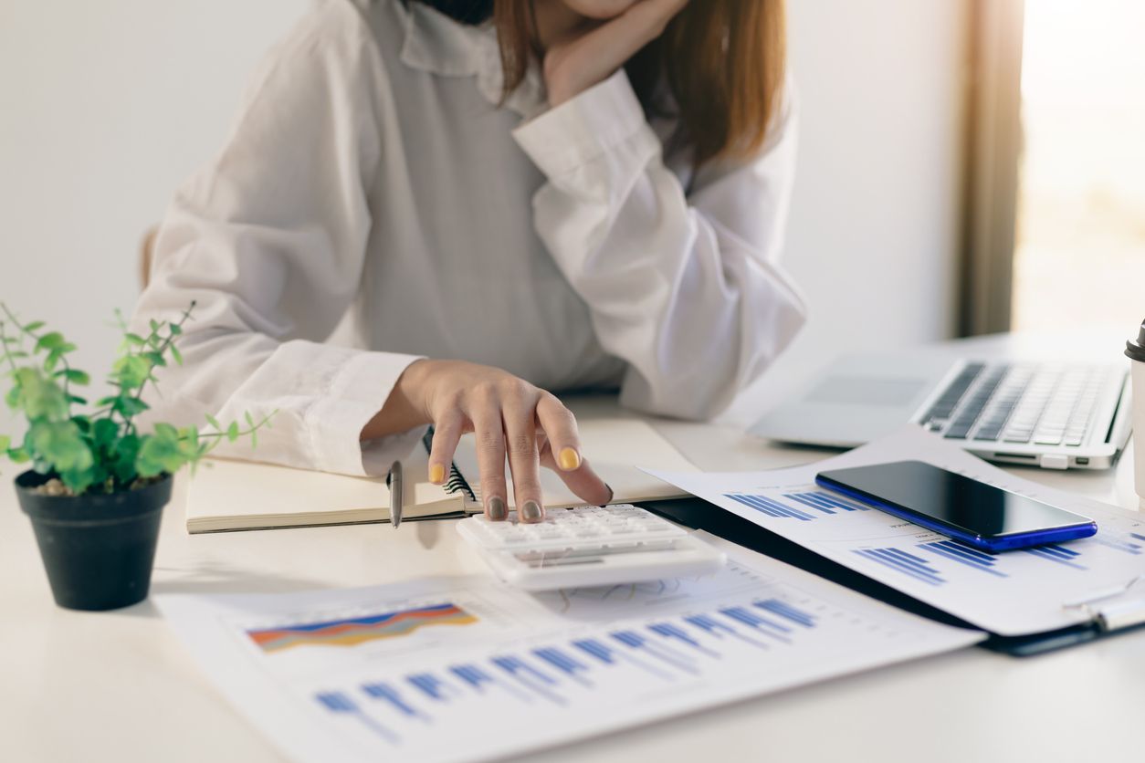 Berikut empat tips hemat yang bisa Kawan Puan terapkan untuk mengantisipasi dampak inflasi yang bisa memengaruhi kondisi keuangan.