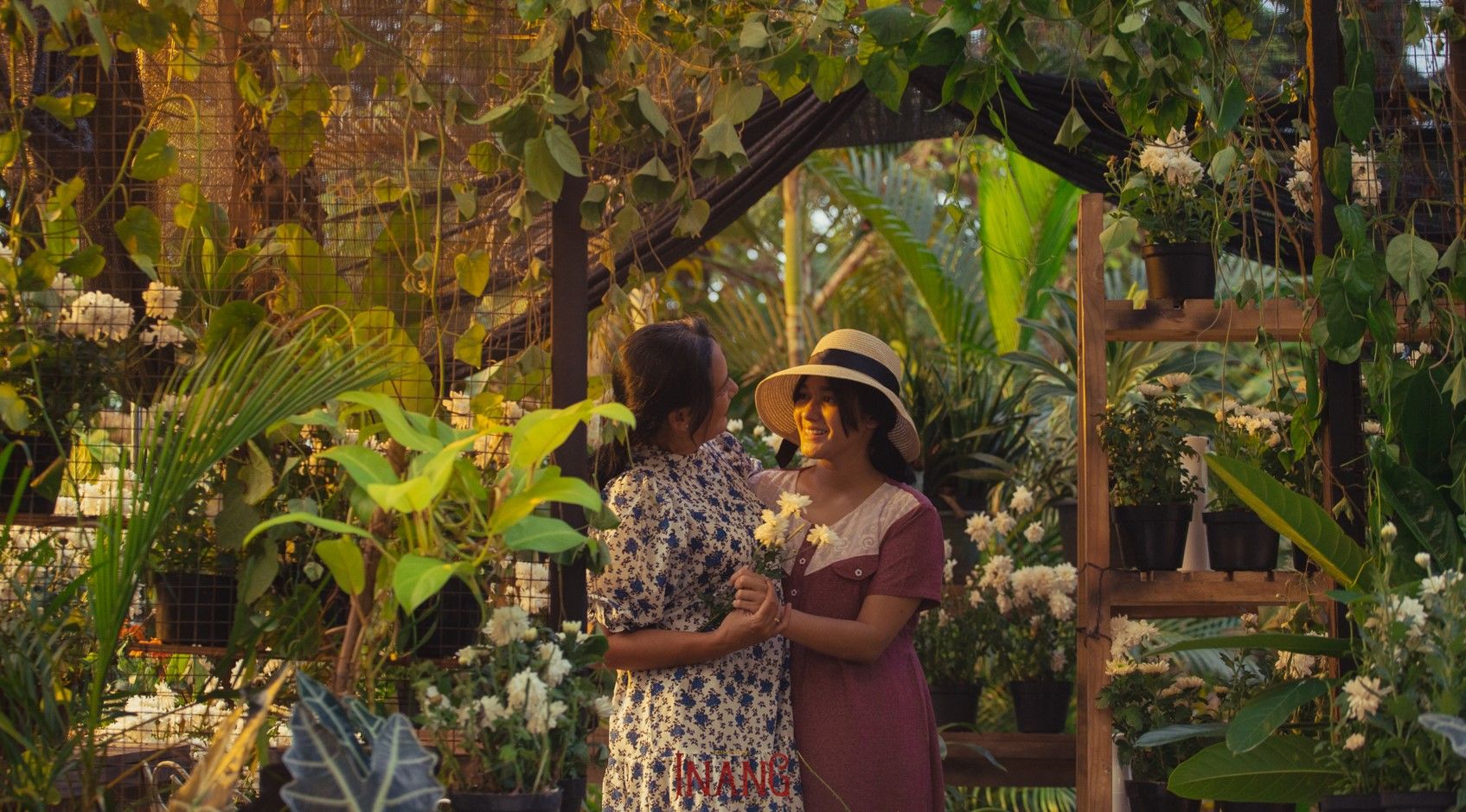 Ulasan dan review film Inang, debut horor sutradara Fajar Nugros yang tayang di bioskop Indonesia mulai 13 Oktober.