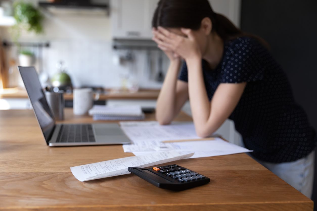 Ini berbagai hal yang bisa kamu lakukan untuk mencegah stres finansial yang bisa berdampak pada kesehatan fisik maupun mental.