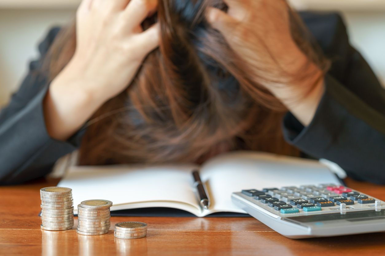 Pernah merasa stres parah saat memikirkan tentang uang? Yuk, kenali apa itu stres finansial hingga gejala dan dampaknya apabila mengalami kondisi ini.