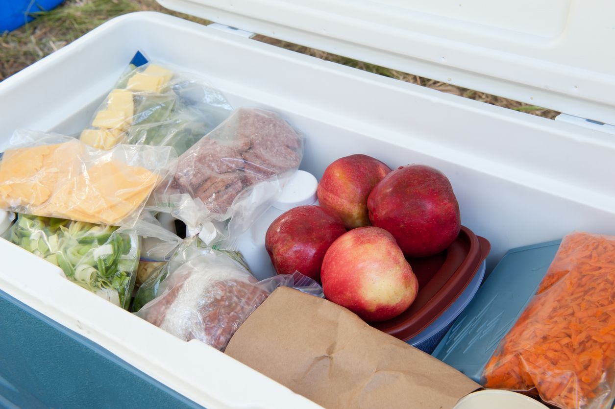 Begini tiga tips menyimpan bahan makanan untuk camping, salah satunya bungkus sayur pakai kertas koran.