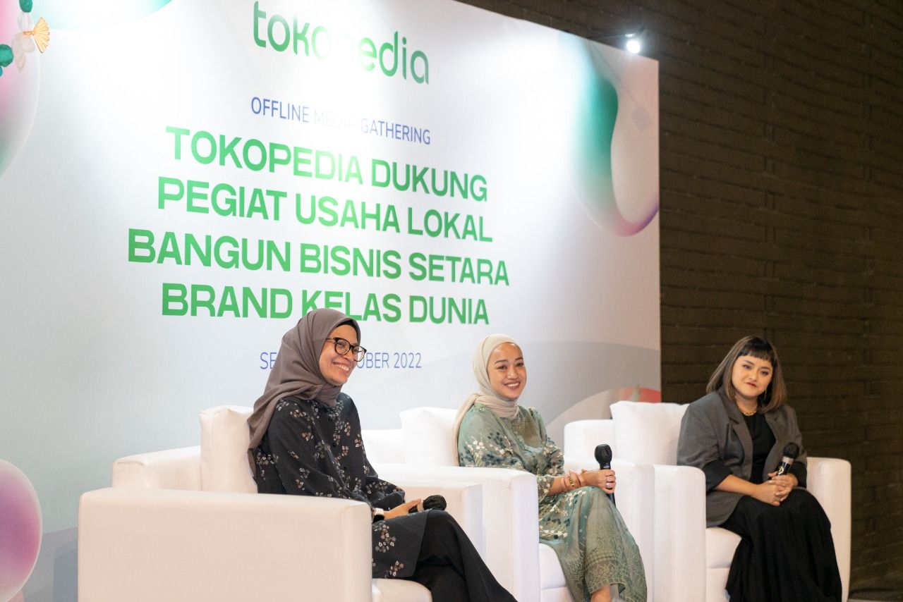 Ajang fashion week dunia ramai dengan kehadiran brand-brand lokal. Ini cerita BLP beauty dan Heaven Lights bisa tembus ke pekan mode dunia.