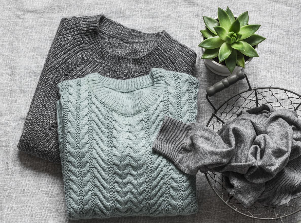 Punya karakteristik berbeda, kenali berbagai jenis sweater yang bisa Kawan Puan pakai untuk musim hujan.