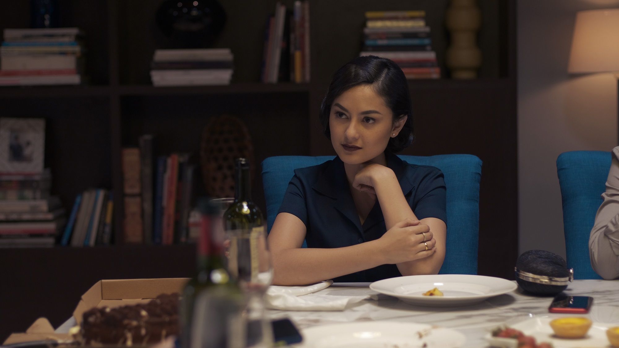 Begini karakter perempuan Clara Bernadeth dalam film Perfect Strangers di mana ia berperan sebagai istri seorang pengacara dan ibu dua orang anak.