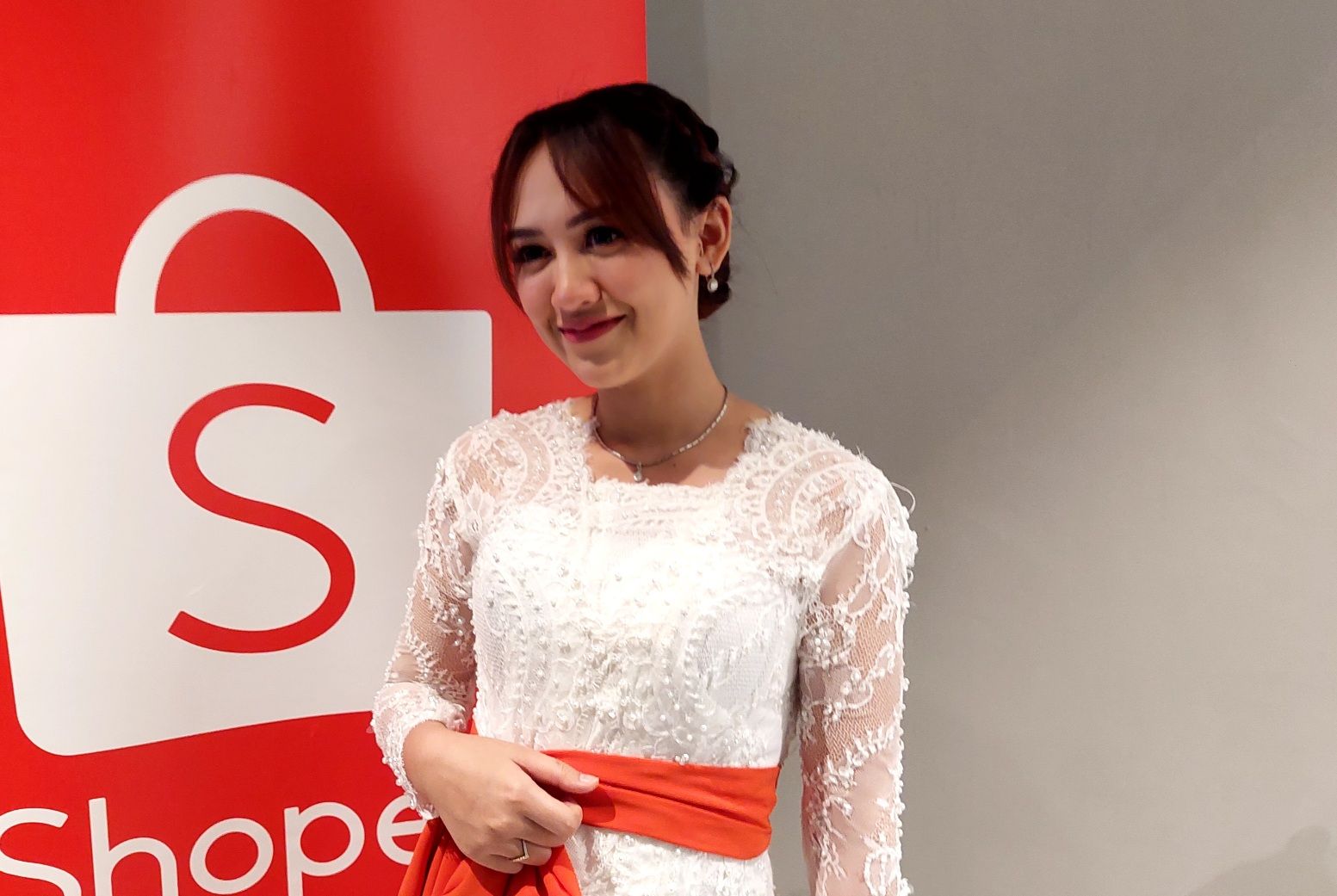 Penyanyi Happy Asmara membagikan tips check out dan memilih toko saat berbelanja online. Penasaran? Ini dia selengkapnya.