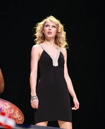 Gaun hitam yang pernah dipakai Taylor Swift