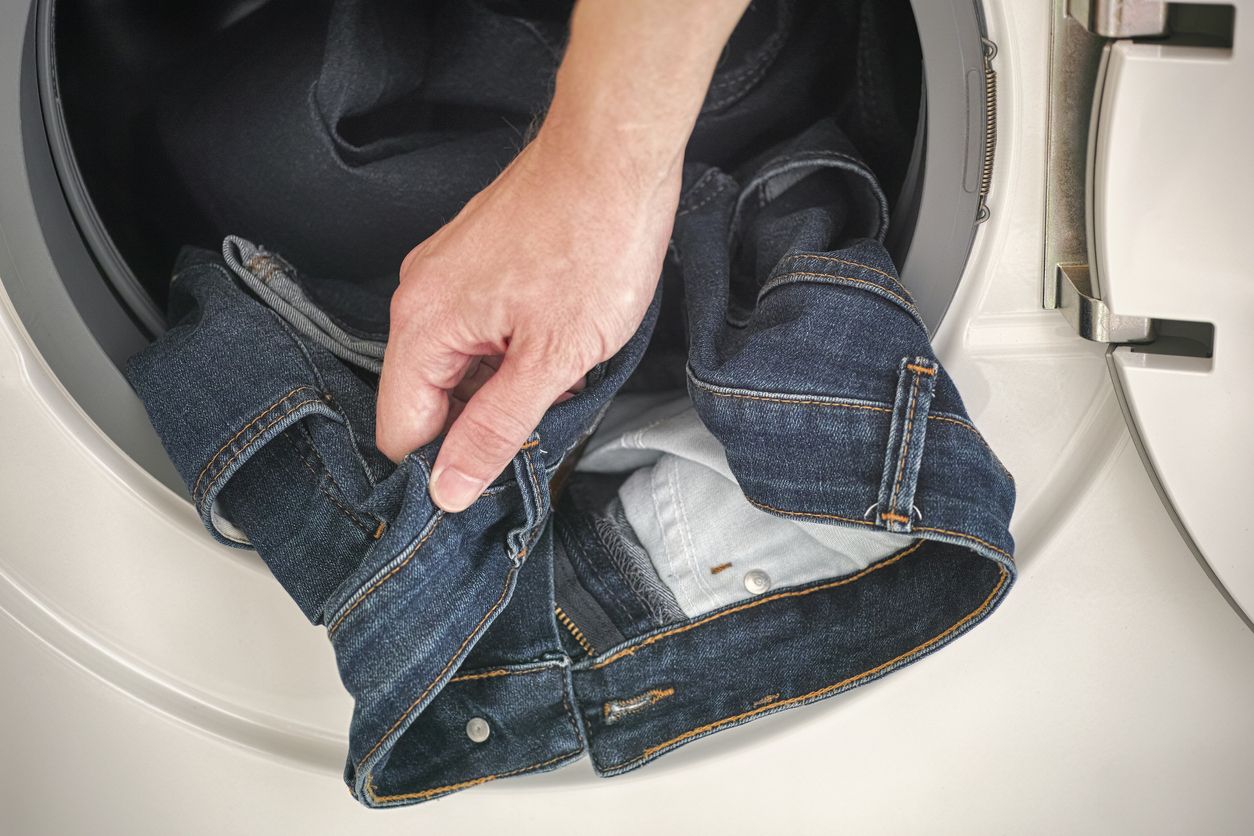 Agar tetap awet saat pemakaian dan warna tak memudar, simak ulasan tips mencuci celana jeans berikut ini