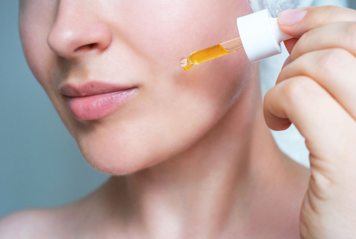 Dikenal mampu mengatasi masalah jerawat, simak cara pakai tamanu oil agar wajah tak iritasi melalui ulasan berikut!