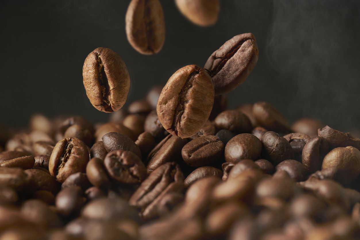 Berikut ini perbedaan kopi robusta dan arabika yang bisa diketahui ketinggian penanaman, bentuk, hingga rasanya