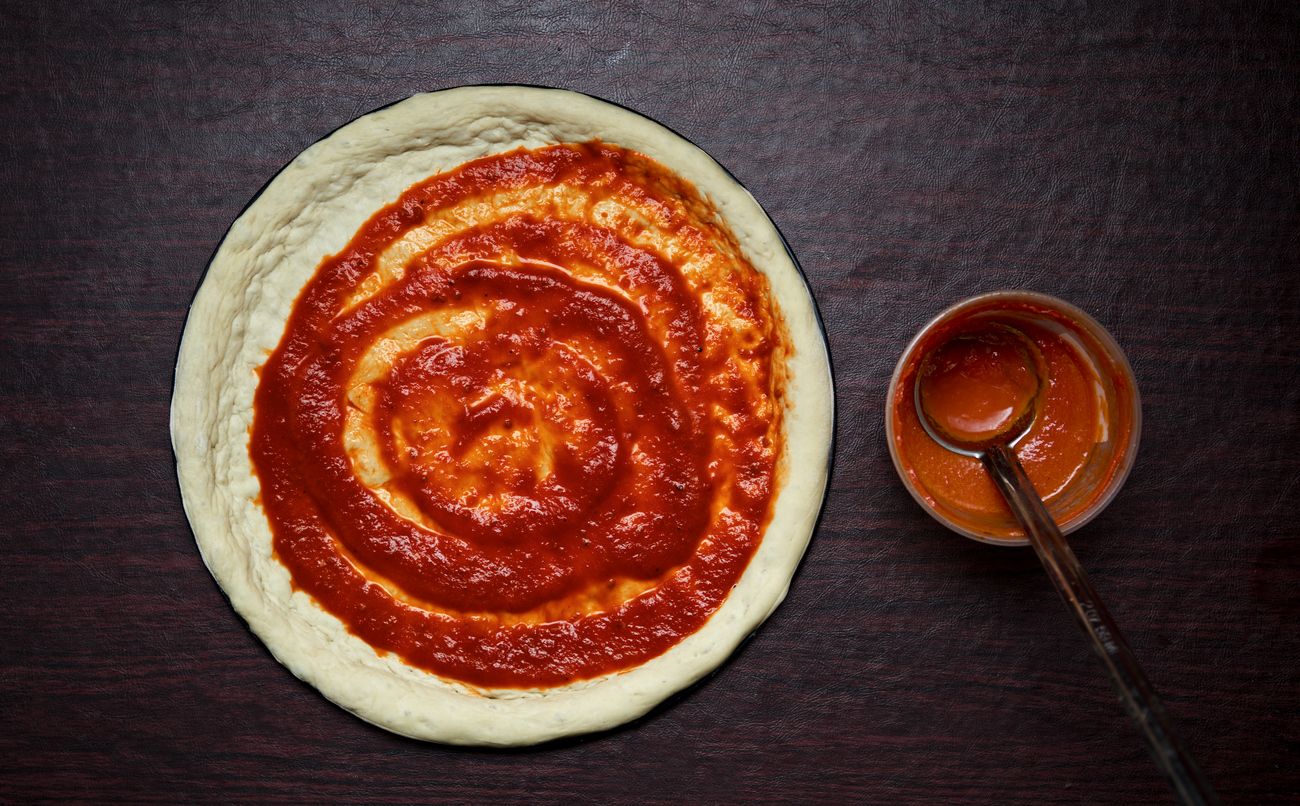 Berikut ini tiga tips membuat saus pizza rumahan yang rasanya otentik, pastikan pakai Italian herbs ya