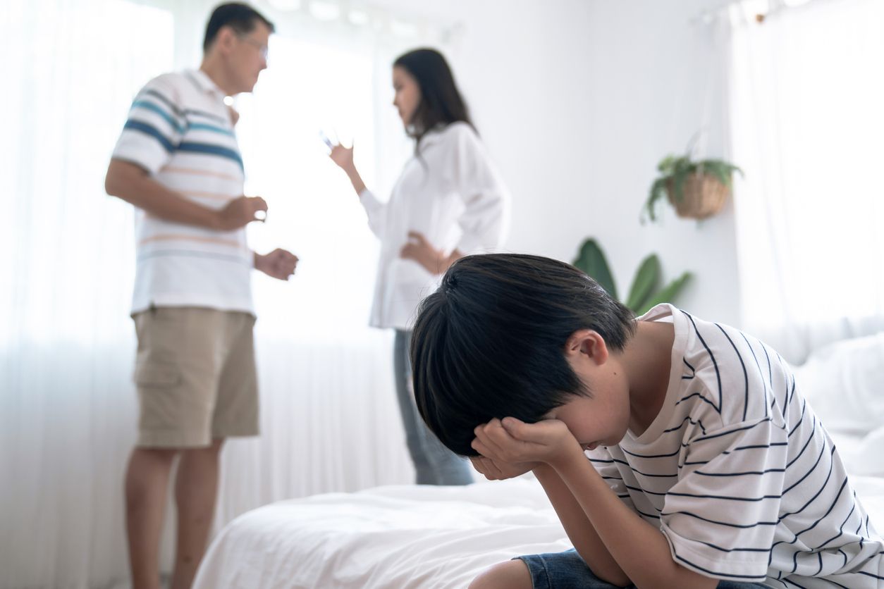 Keluarga disfungsional dapat memengaruhi perkembangan anak hingga menyebabkan trauma. Mengapa? Simak, begini penjelasannya!