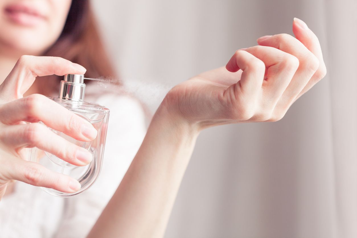 Tanpa disadari sejumlah kebiasaan memakai parfum justru membuat aroma cepat hilang. Hindari kesalahan memakai parfum berikut ini!