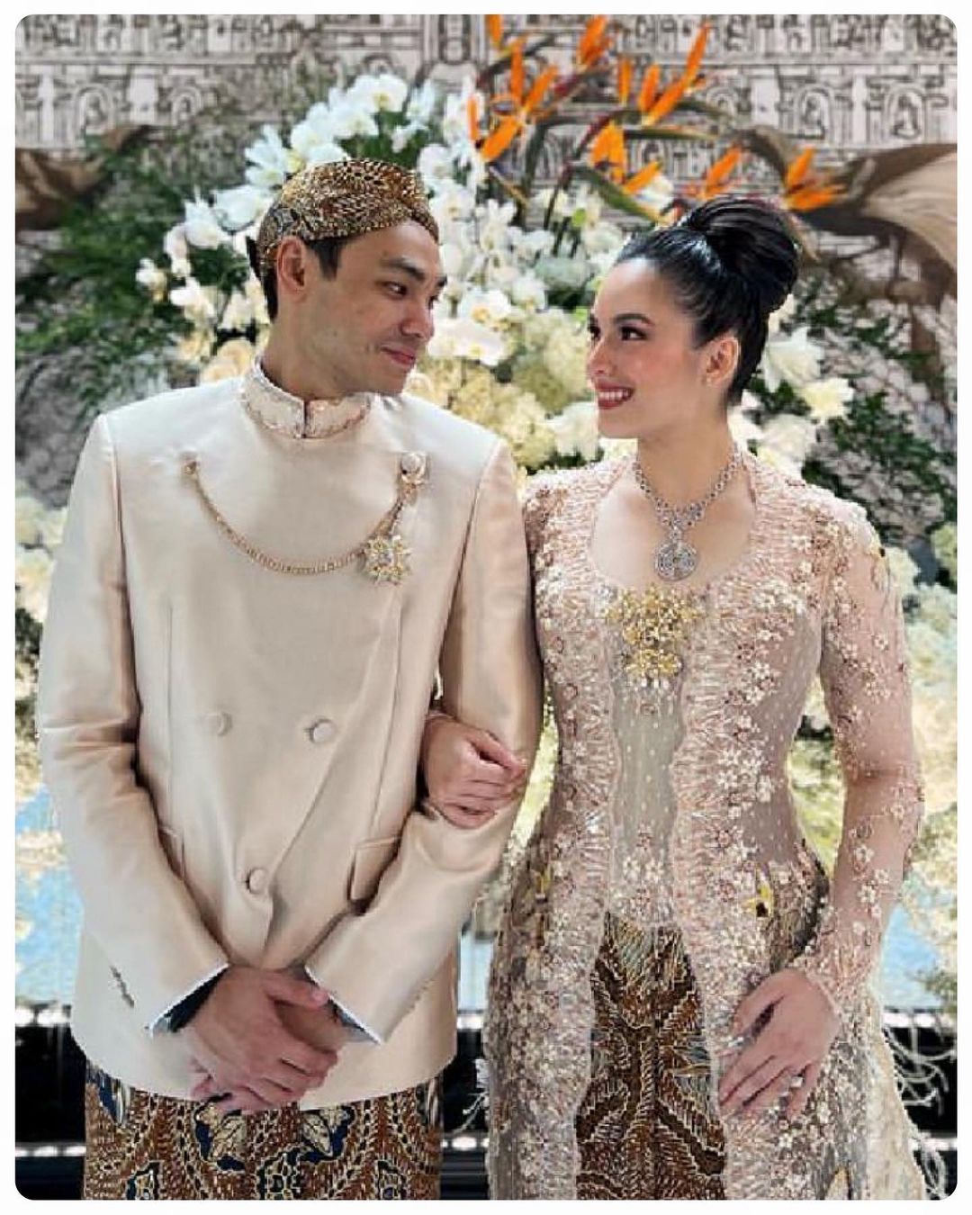 Chelsea Islan resmi dilamar sang kekasih, Rob Clinton, hari ini (24/10/2022). Intip gaya keduanya dengan balutan busana khas Jawa.