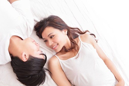 Dapat mengurangii rasa canggung, berikut ini beberapa hal yang perlu kamu tahu sebelum melakukan hubungan suami istri.